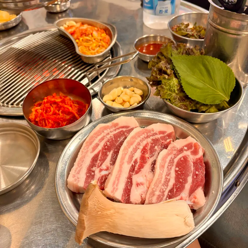 Final table spread of pork belly at Euljiro Yeontan Gui Cheonan Buldang Branch
