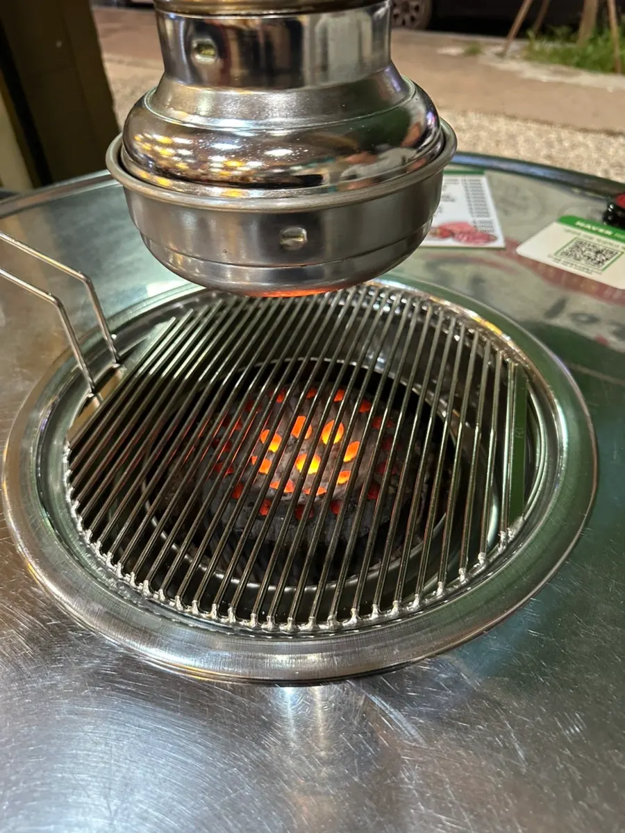 Table setting with the ordered 350g salt-grilled king prawns