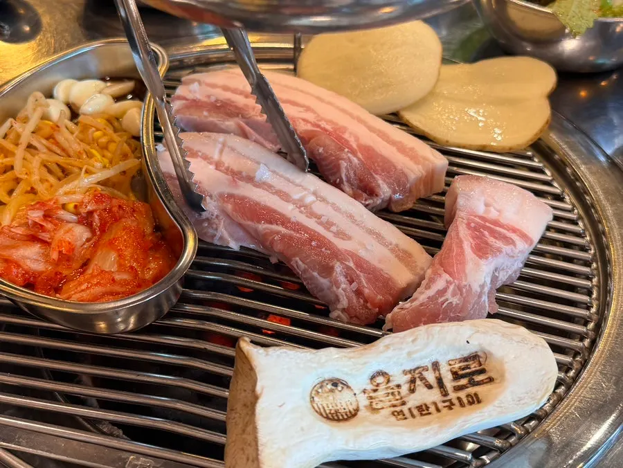 연탄불 불판과 기본 상차림