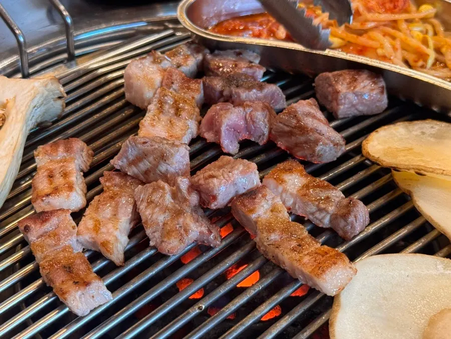 연탄불에 올린 삼겹살과 항정살