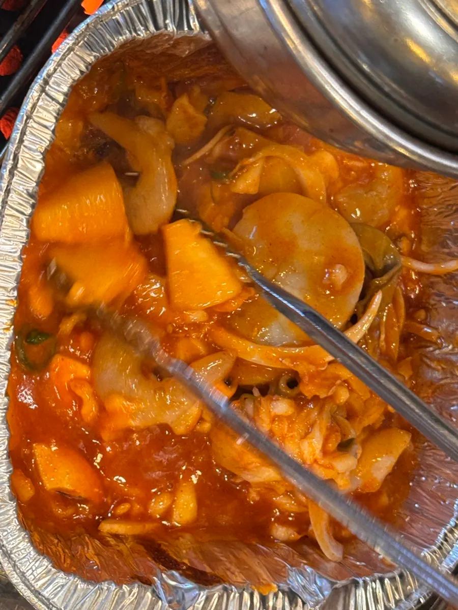 녹아내린 치즈와 관자 클로즈업