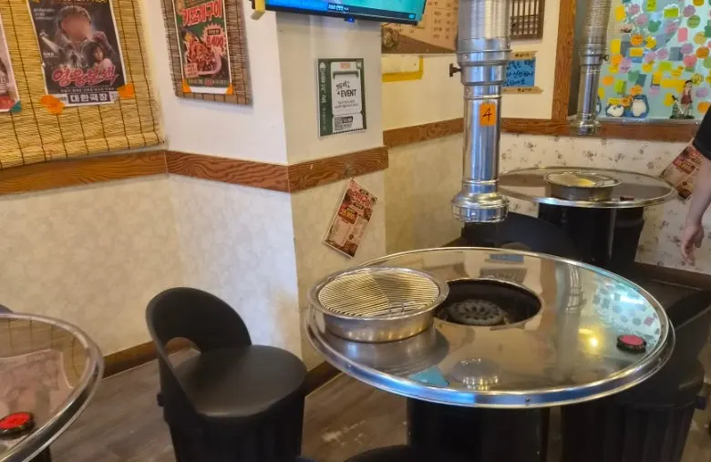안쪽까지 넓은 테이블 좌석