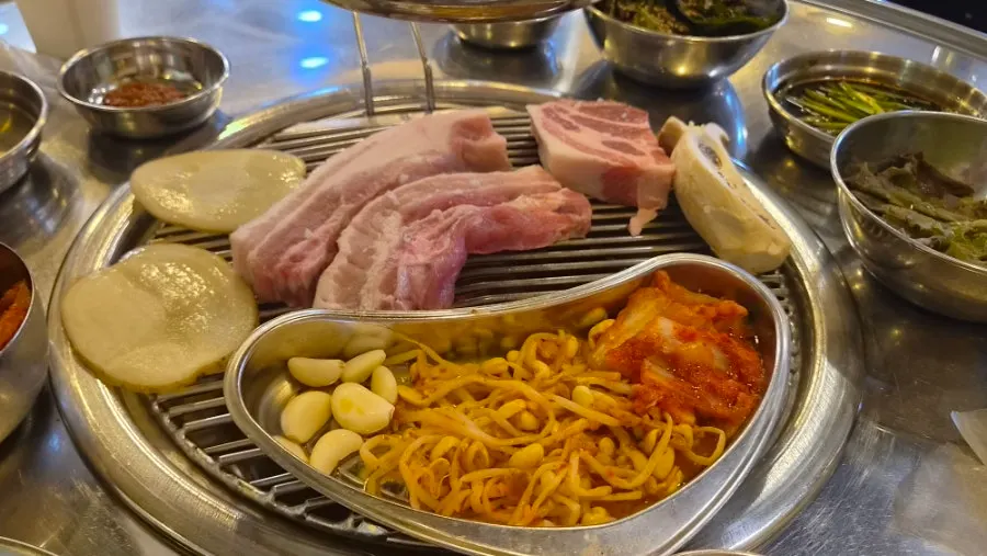 연탄불 위에서 익어가는 고기