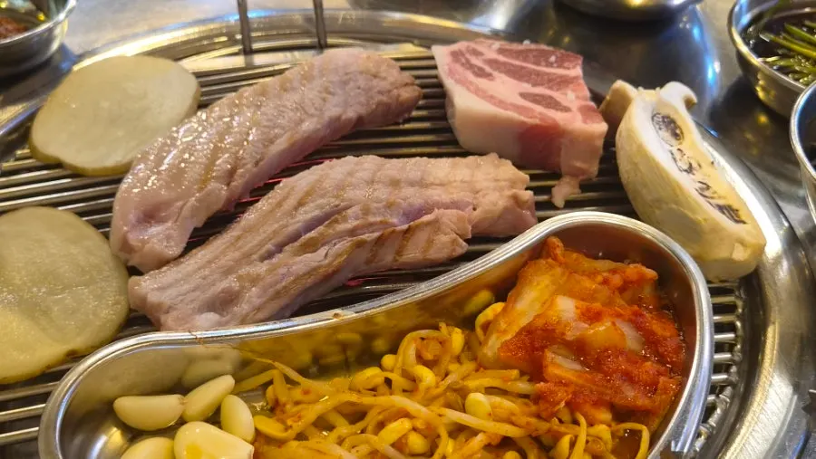 고기와 함께 구워지는 감자와 버섯
