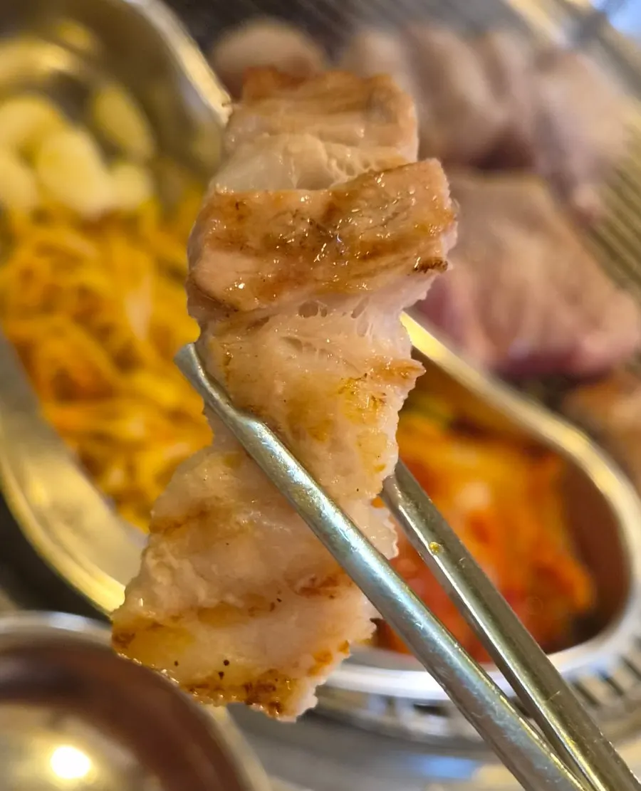 노릇하게 구워진 삼겹살