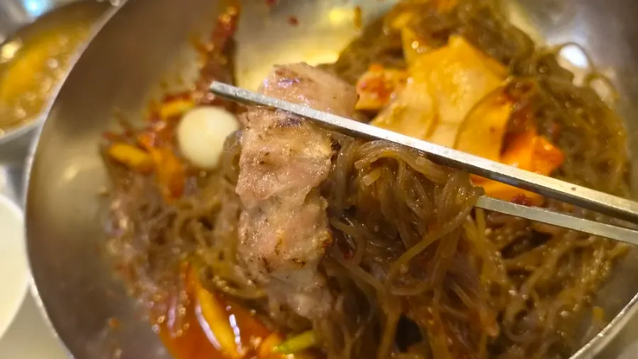 비빔냉면과 함께 나온 살얼음 육수