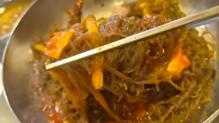 육수를 부어 만든 물비빔냉면