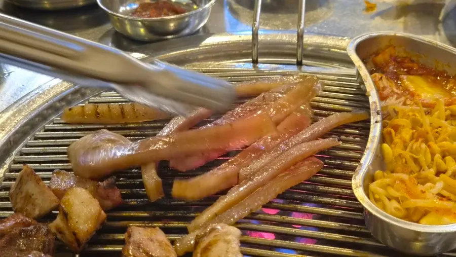 고기와 냉면이 함께 놓인 테이블