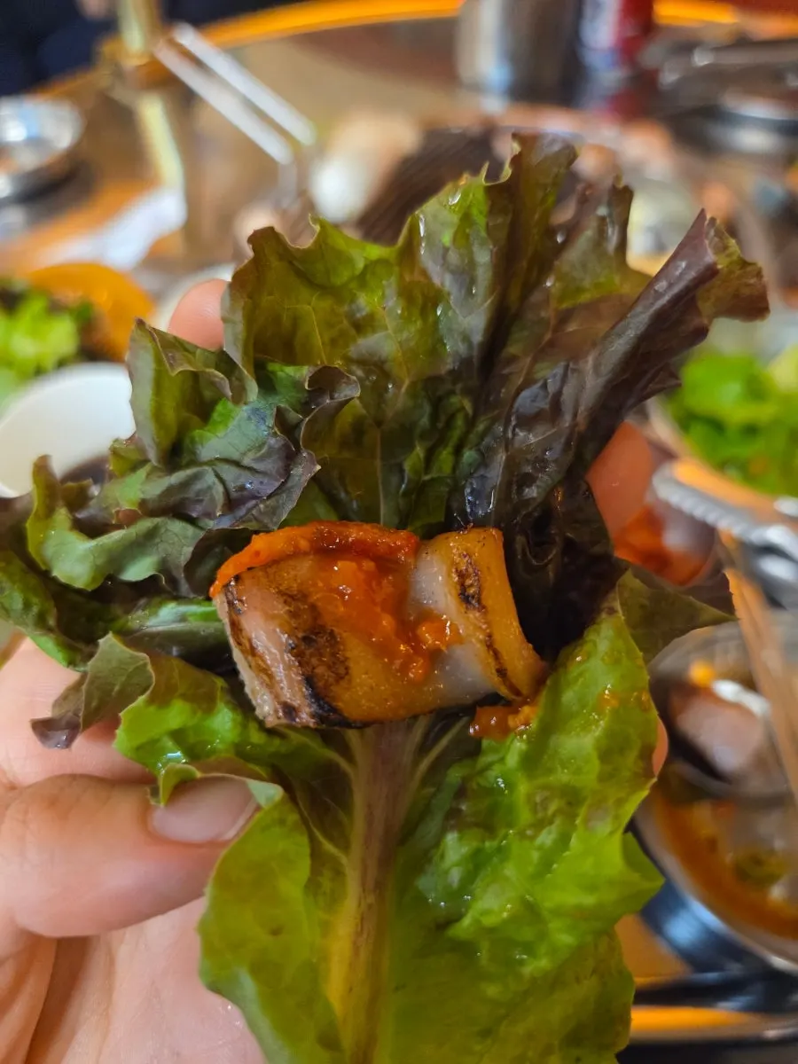 Thick-cut pork jowl grilled golden