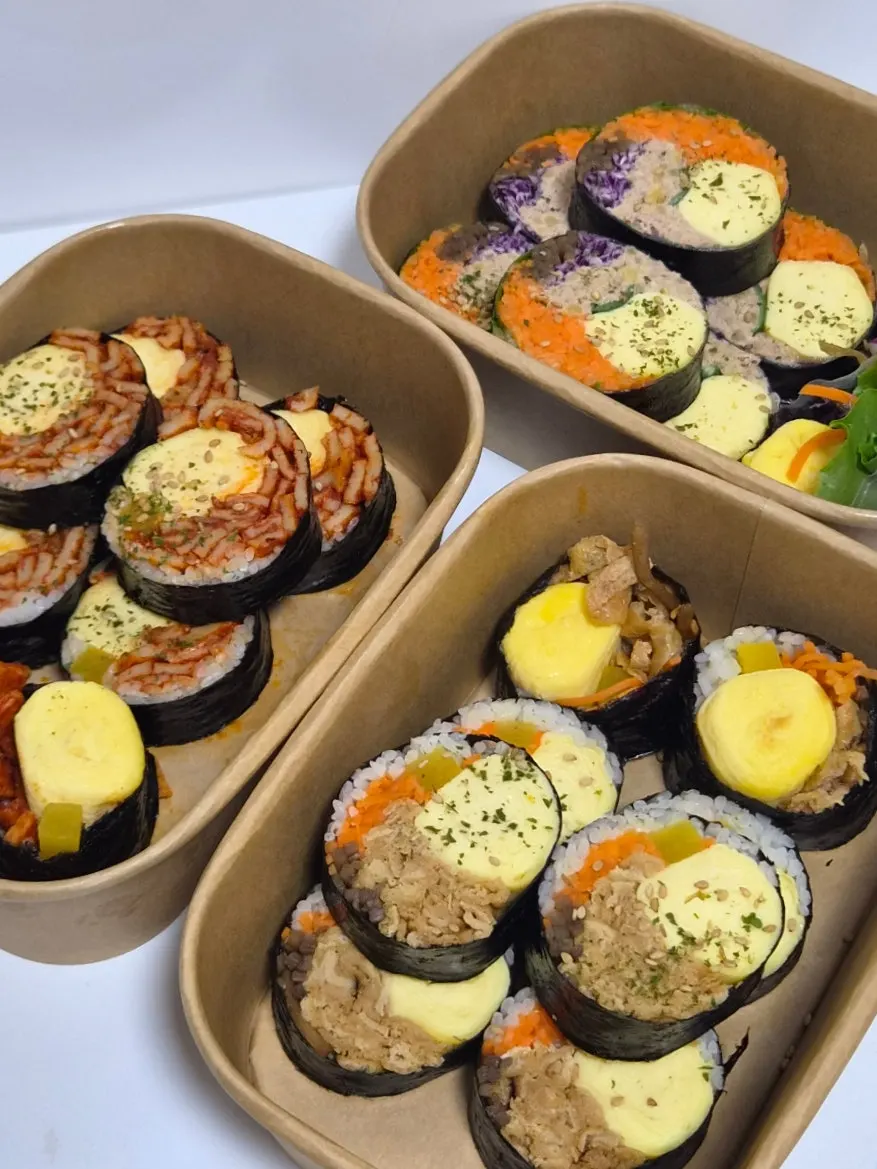 포장해 온 김밥 용기