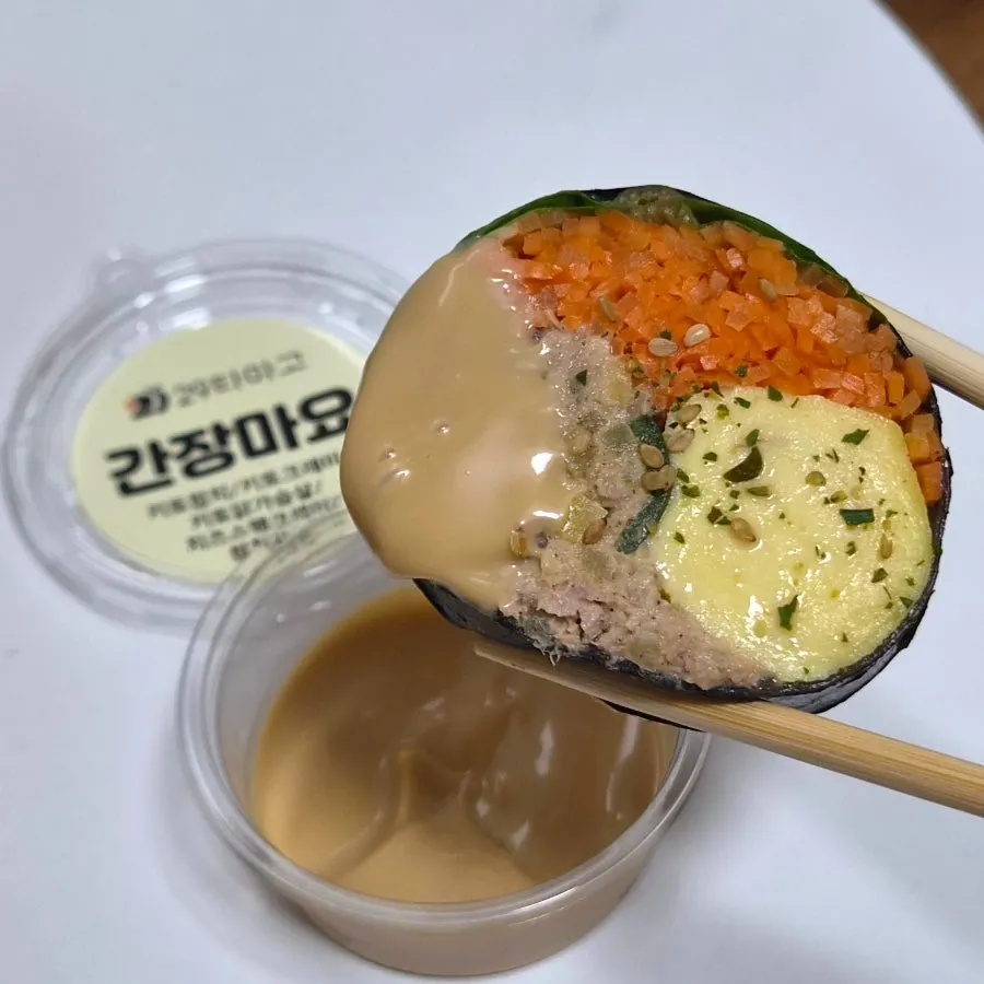 간장소스에 찍은 키토참치 김밥