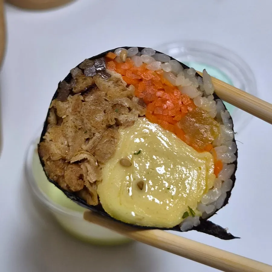 볶은 유부가 보이는 김밥 단면