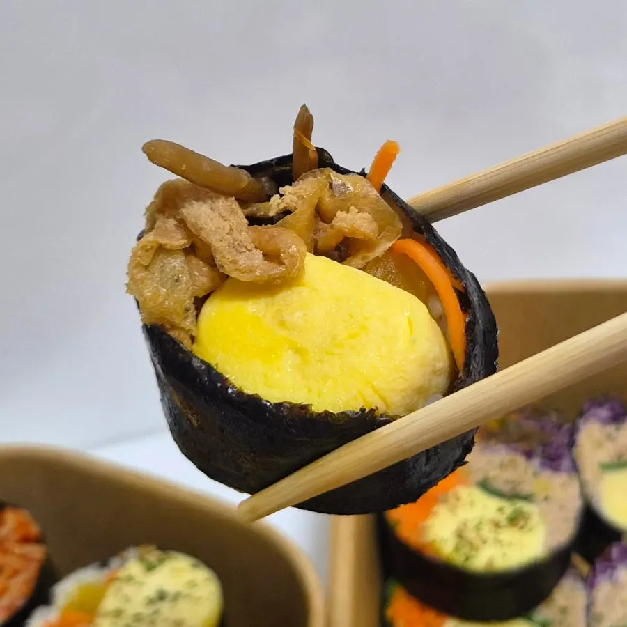 유부가득 김밥 한 조각