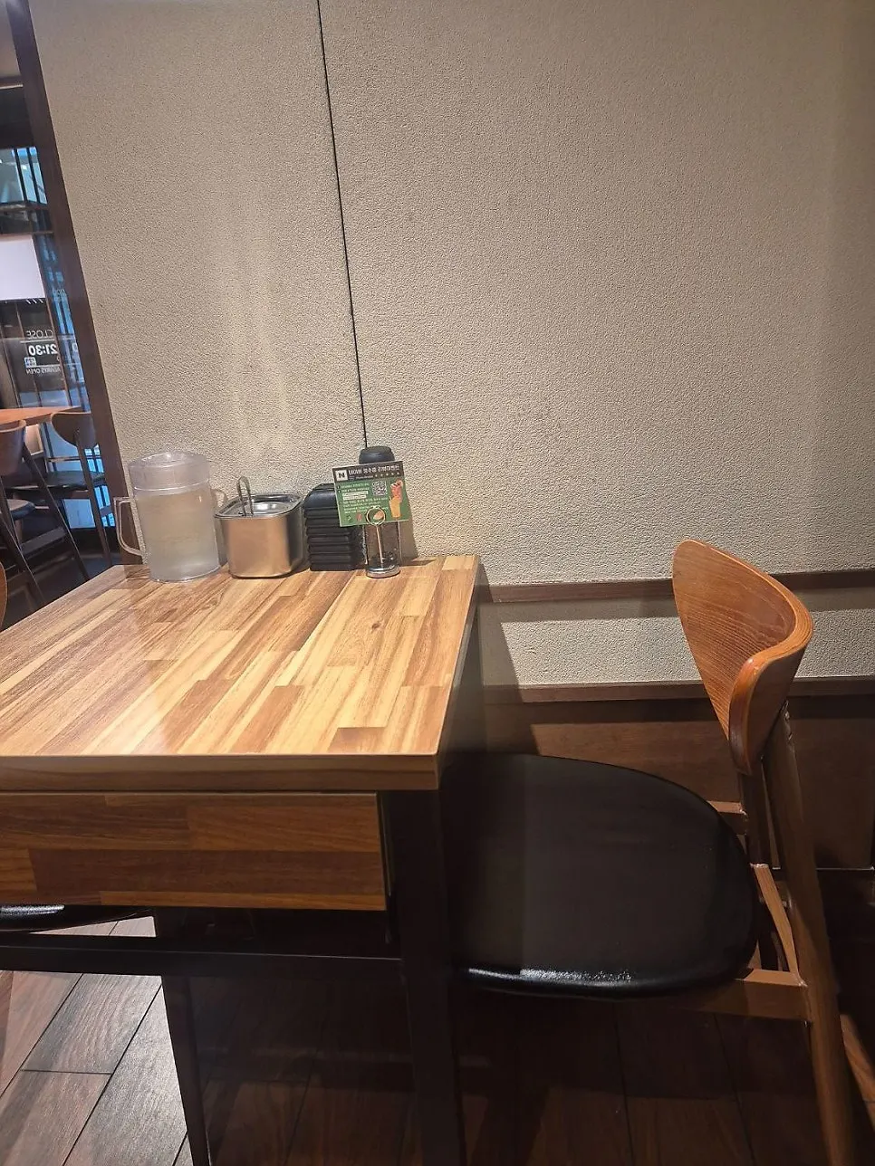 Ramen restaurant seating suited to eating alone