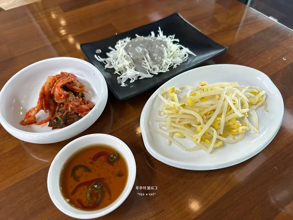 김치와 샐러드, 콩나물이 놓인 해상궁 밑반찬