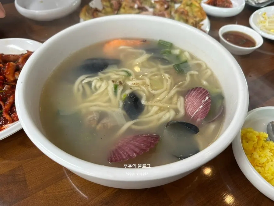 조개와 새우가 들어간 해상궁 해물칼국수