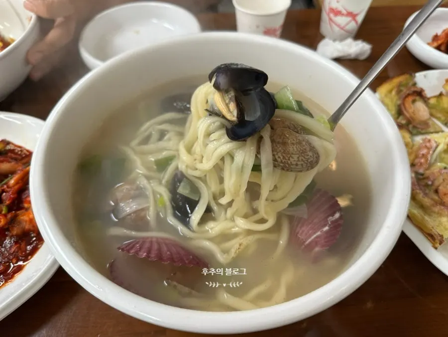 해물칼국수 국물과 면