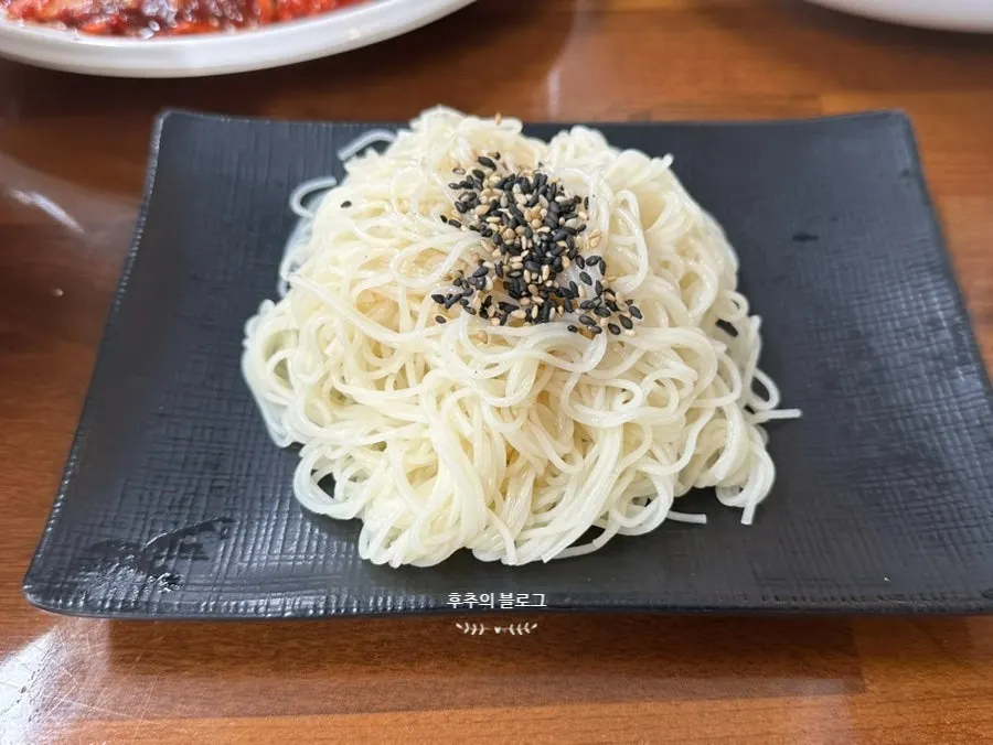 참기름 뿌린 서비스 소면