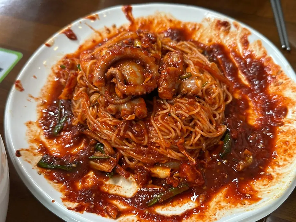 남은 낙지볶음에 소면을 비빈 접시