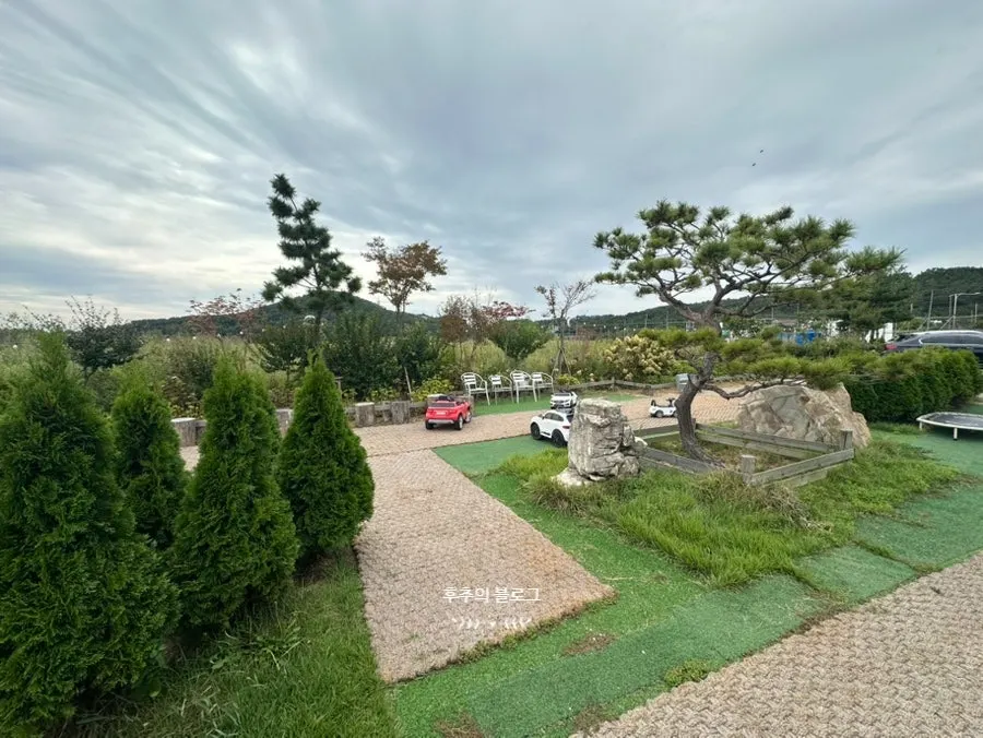 아이들이 탈 수 있는 정원의 자동차