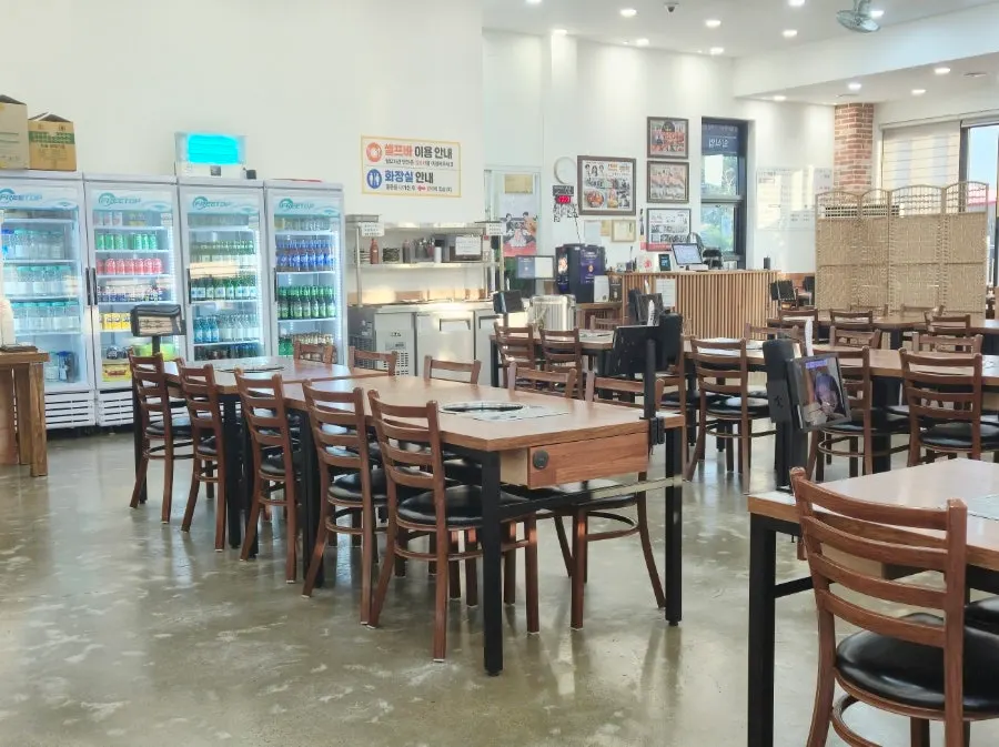 300도씨해물갈비 본점의 넓은 실내 좌석