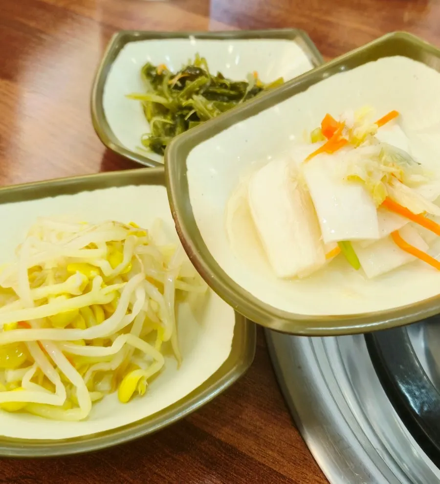 콩나물 미역줄기 백김치 밑반찬