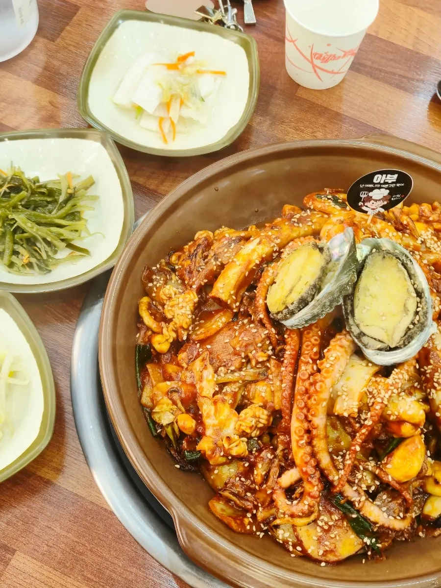 테이블에 놓인 해물등갈비찜 두 근