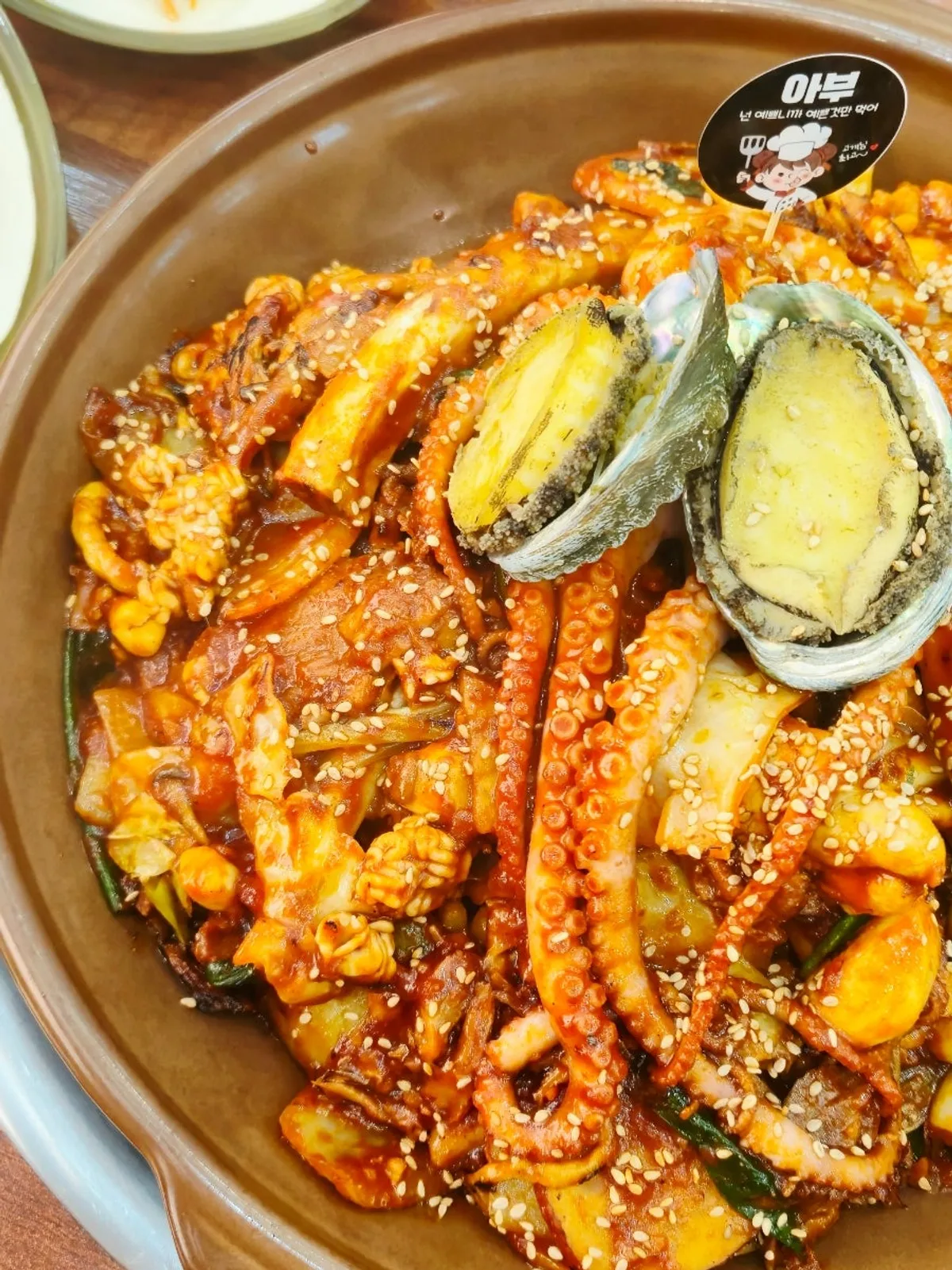 통전복이 올라간 해물등갈비찜 클로즈업