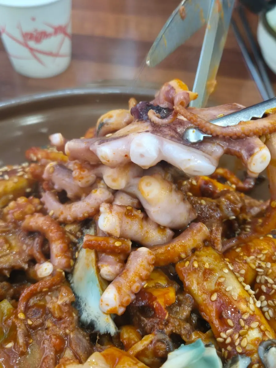 양념을 머금은 등갈비와 통전복
