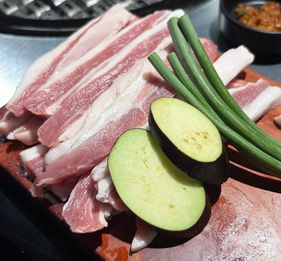 Jirisan Korean pork gabrisal grilled by a staff member