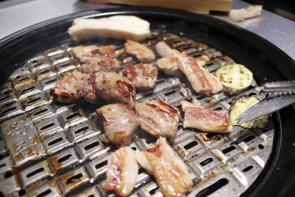 특수 패턴 불판에 올린 고기