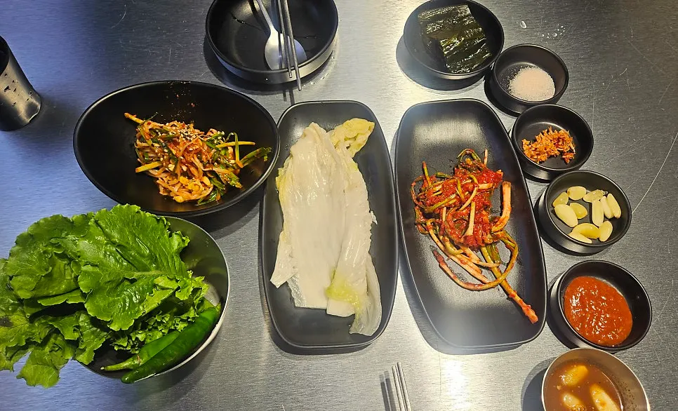 Table spread of Yukjjip's side dishes