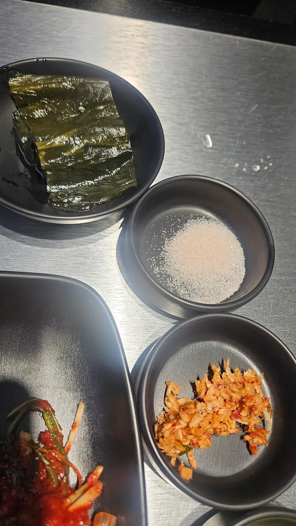 Wild garlic leaves and wrap vegetable side dishes