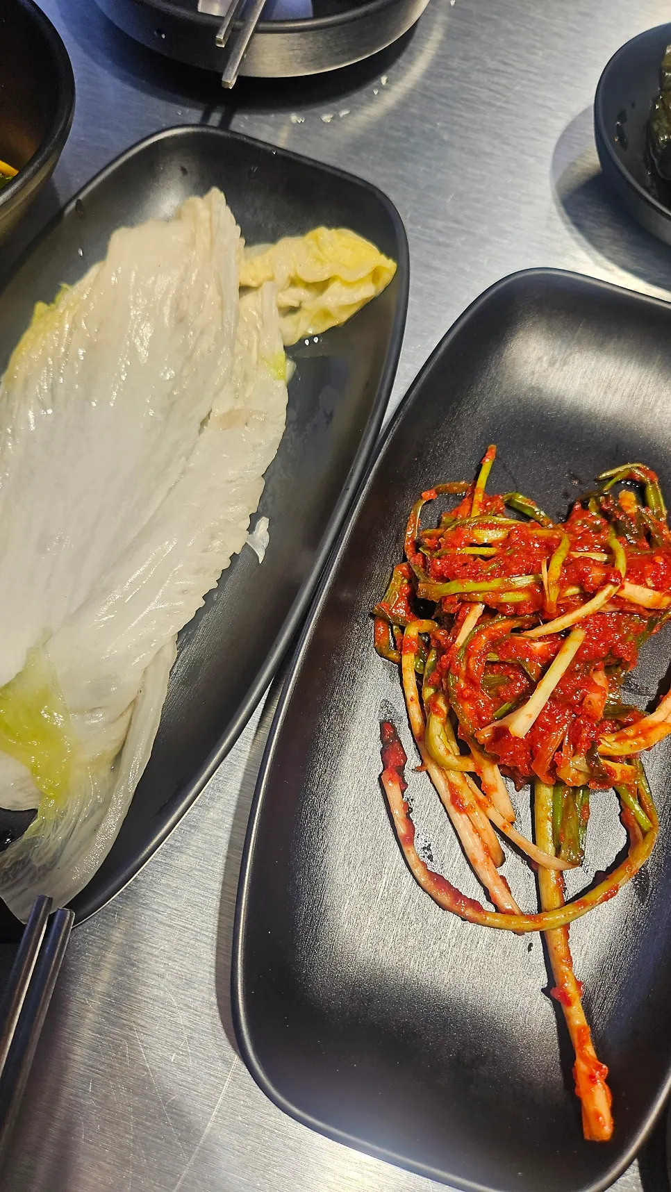 Baek-kimchi and seasoned bean sprout side dishes