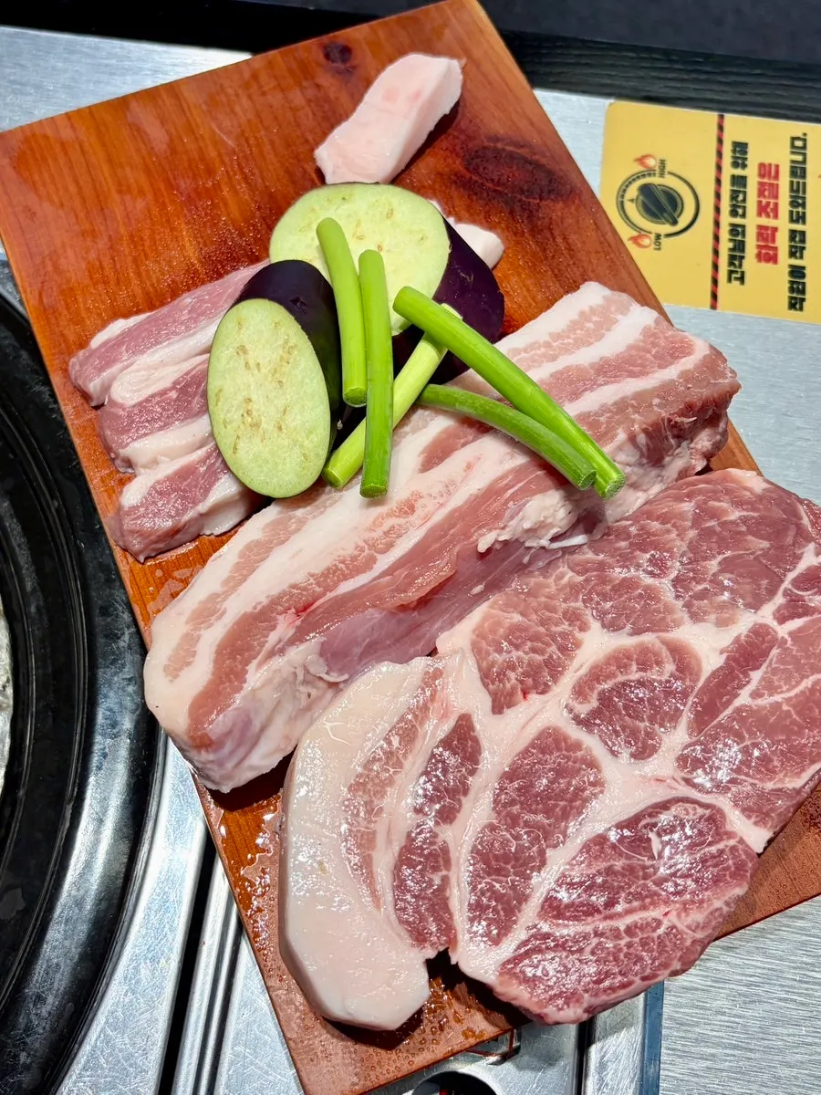 Plate of raw meat for the 600g mixed platter