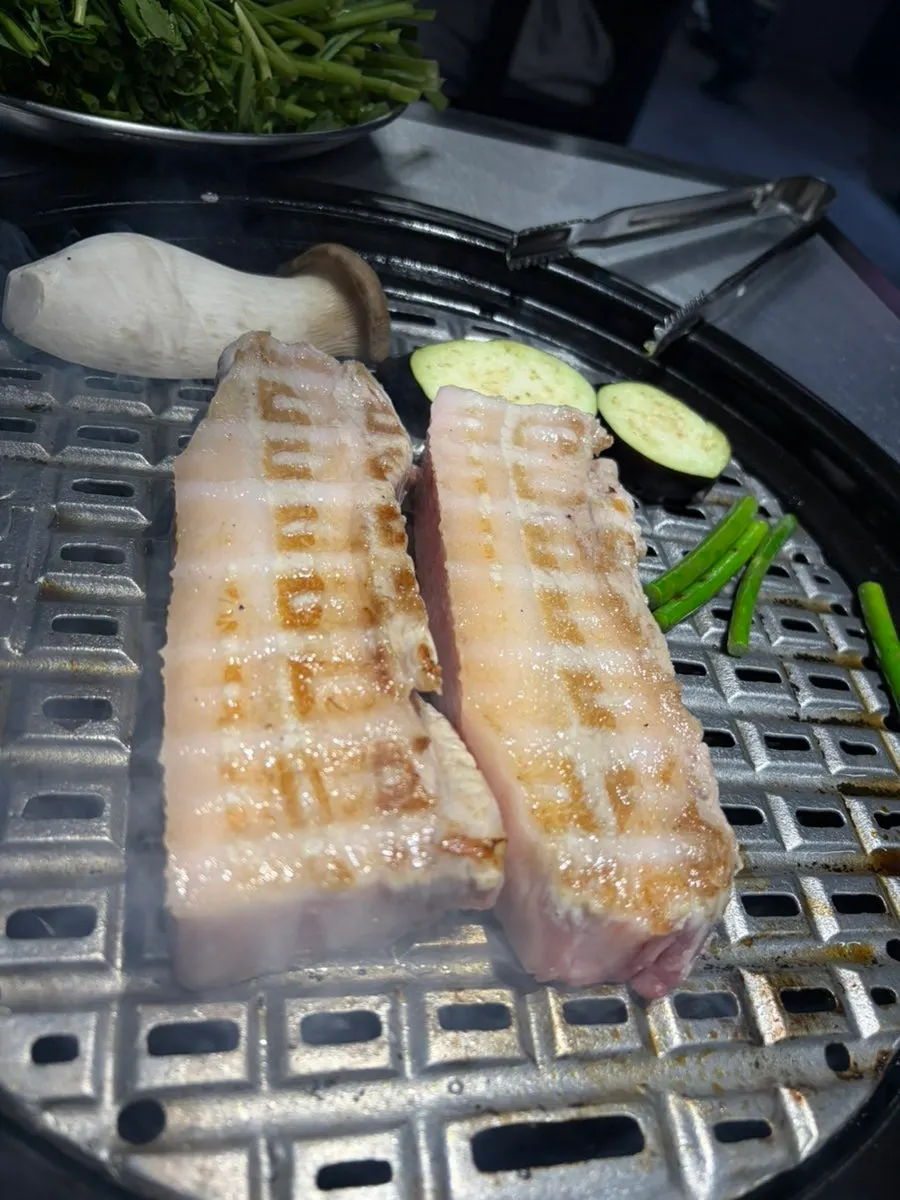 그릴러 직원이 구워주는 삼겹살