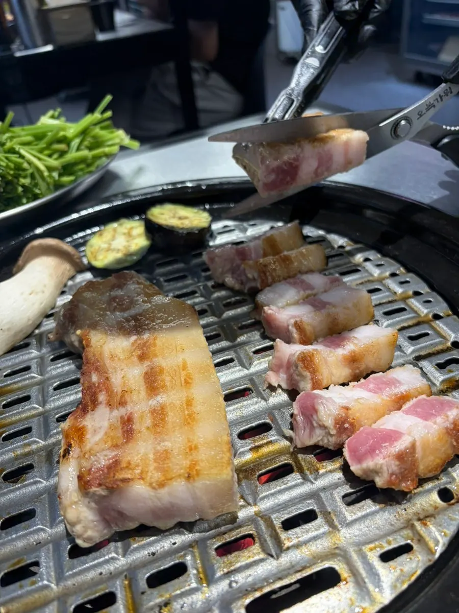 매장에서 숙성 중인 돼지고기