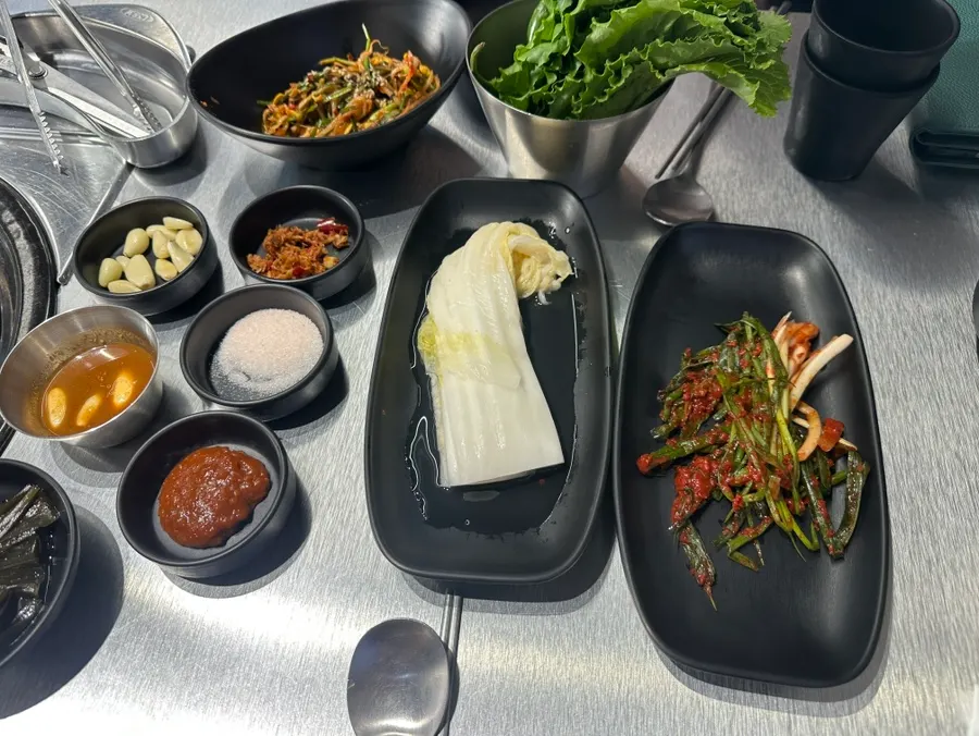 파김치와 멸젓이 포함된 육쯥 기본 밑반찬 상차림