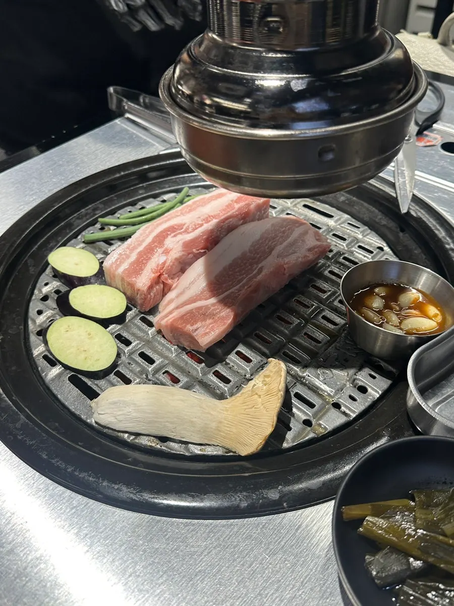 비계와 살코기가 섞인 통삼겹 근접 사진