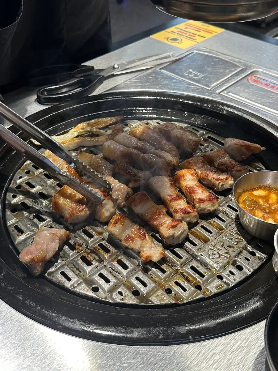 소금에 찍어 먹는 구운 야채