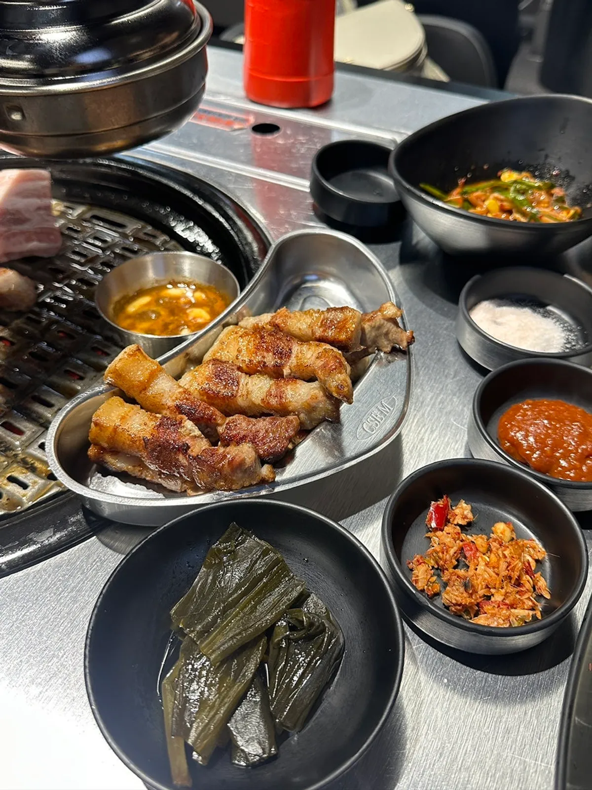 트레이에 담긴 다 구워진 육쯥 통삼겹