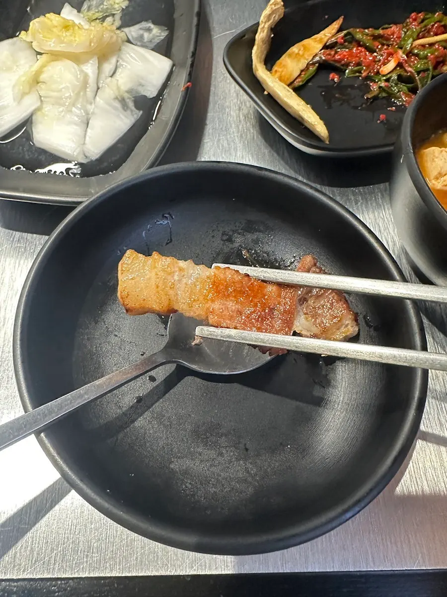 트레이 위에서 따뜻하게 유지되는 삼겹살