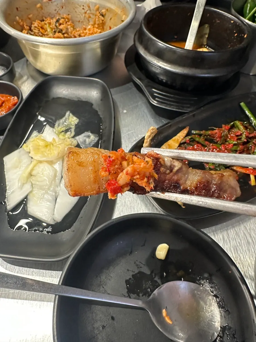 새우젓무침을 곁들인 삼겹살