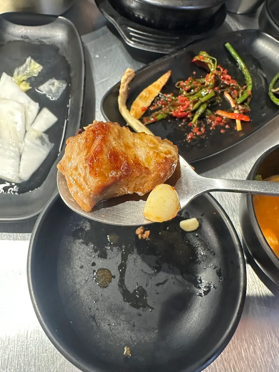 멸젓에 담근 마늘과 함께 먹는 삼겹살