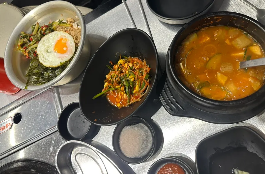 뚝배기 된장찌개와 열무비빔밥 세트