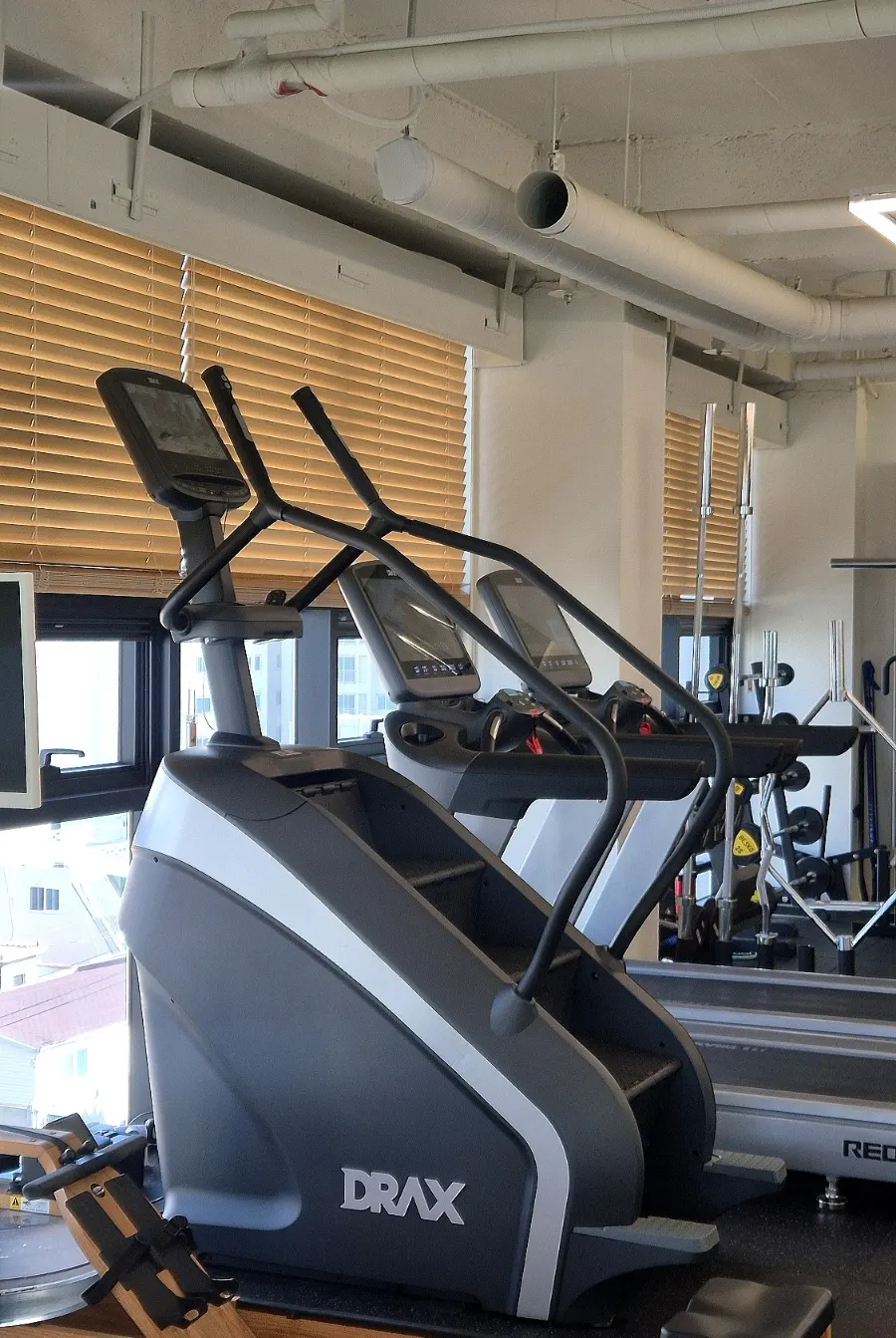 Cardio machines and exercise equipment area at Statefit