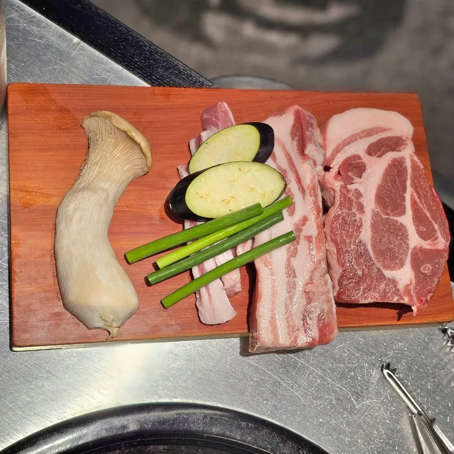 Yukjjip特制酱料与配菜