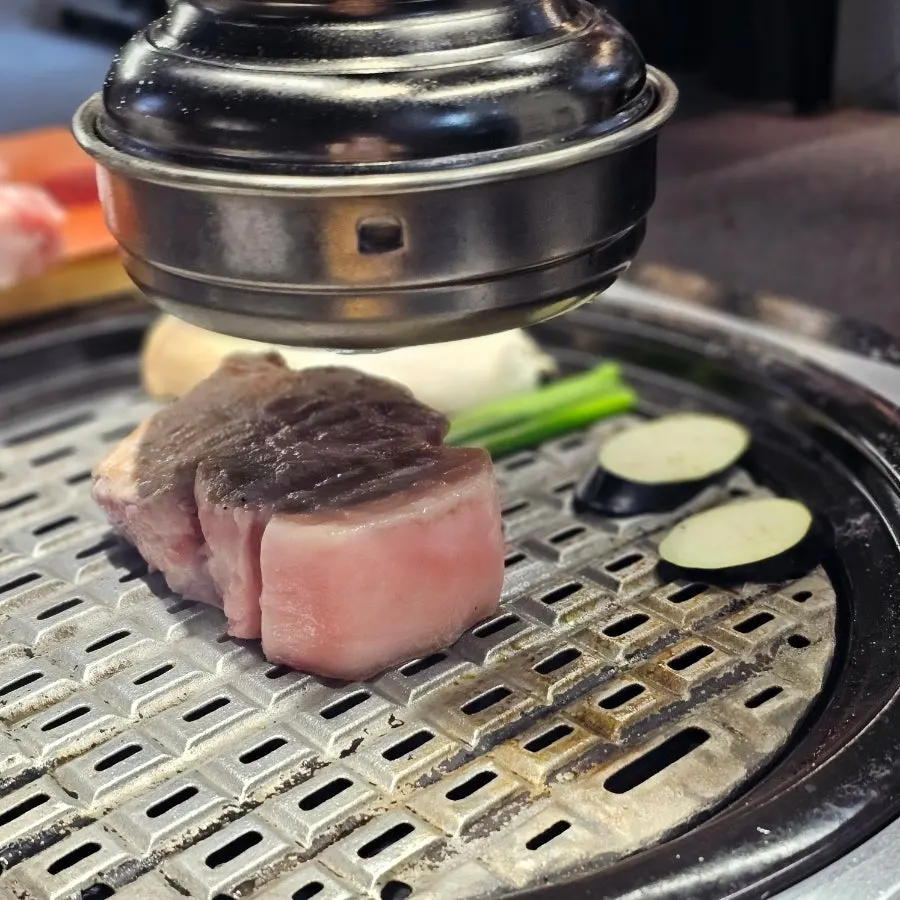 放在烤盘上的Yukjjip拼盘肉