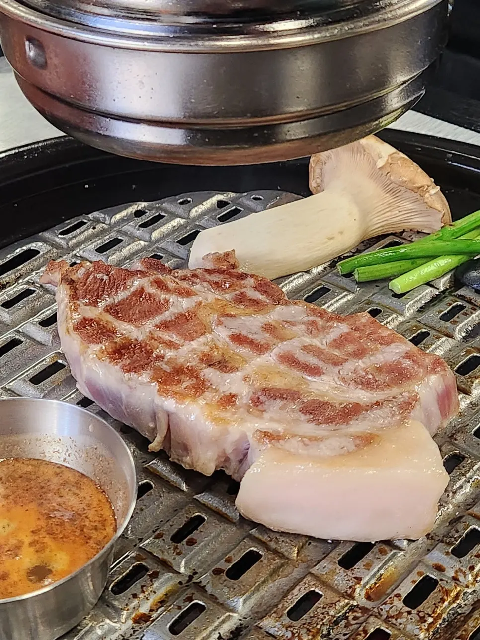 육쯥 응암 본점에서 구워진 숙성 돼지고기