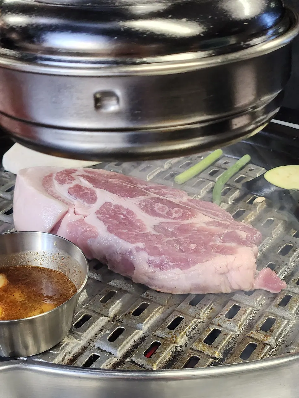 직원이 화로에서 고기를 구워주는 모습